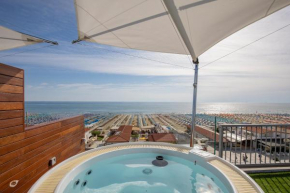 Beachfront Penthouse with Jacuzzi and private parking